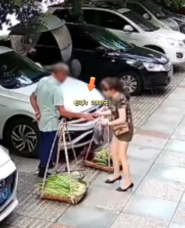 女子照顾卖菜大爷生意遭背刺:5元的菜误付2000元现金<strong></p>
<p>虚拟币挖币机</strong>,大爷光速塞进后腰,谎称没看见,民警上门找回