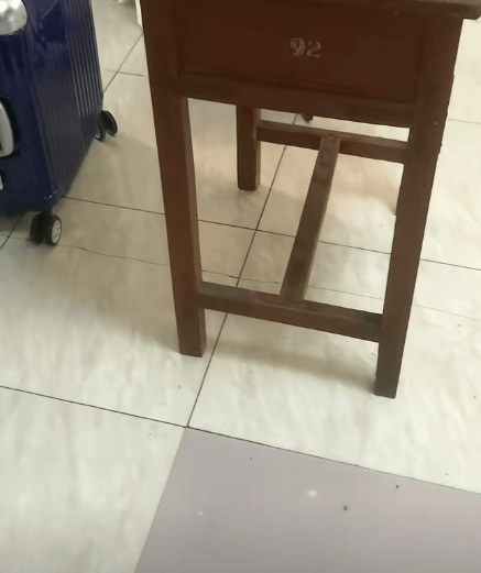 江苏一男子租房陪读<strong></p>
<p>虚拟数字币交易所</strong>,看到老课桌上几个数字惊了!竟是自己33年前的“伙伴”