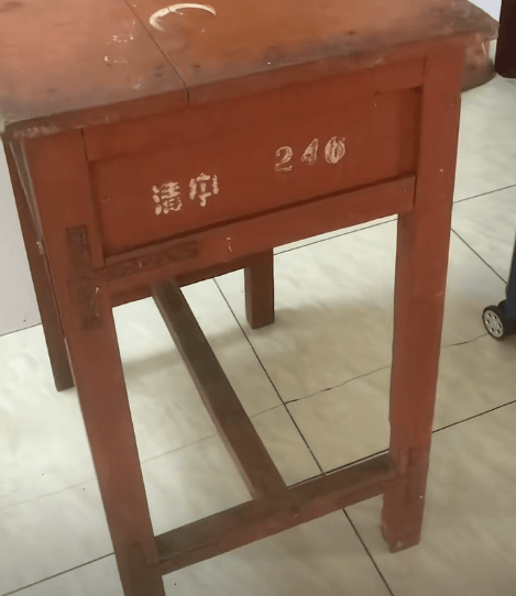 江苏一男子租房陪读<strong></p>
<p>虚拟数字币交易所</strong>,看到老课桌上几个数字惊了!竟是自己33年前的“伙伴”