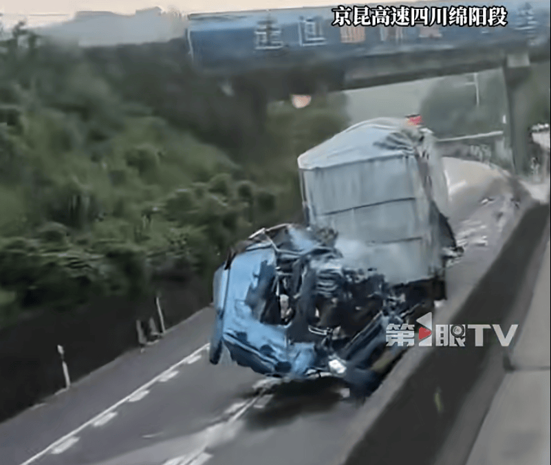 痛心<strong></p>
<p>猴币虚拟</strong>！43岁父亲和16岁儿子在四川高速遇难