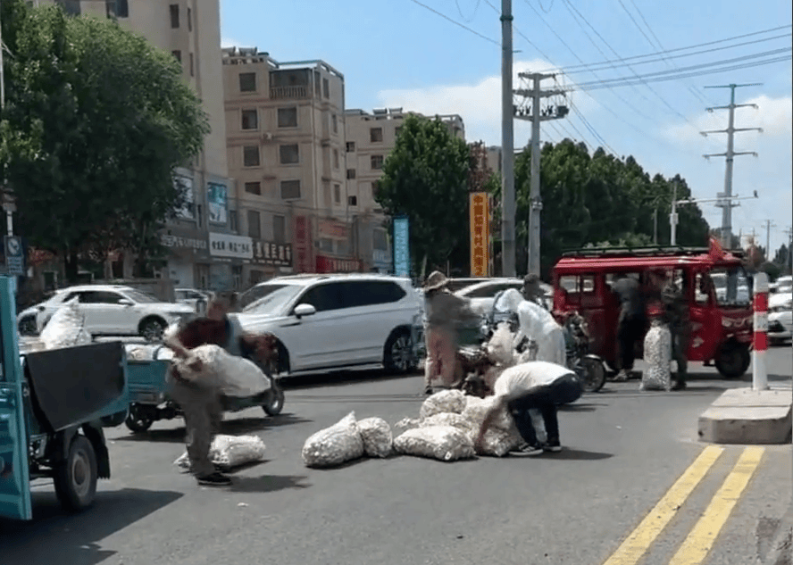 多人哄抢掉地大蒜<strong></p>
<p>虚拟币分析</strong>,遭人呵斥也无济于事……市民:不应占这种小便宜