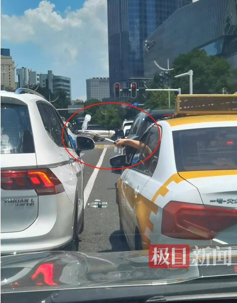 汉口街头发生不和谐一幕：白色汽车有人向出租车泼水<strong></p>
<p>虚拟货币比特币</strong>，的哥挥舞甩棍击破白车玻璃……