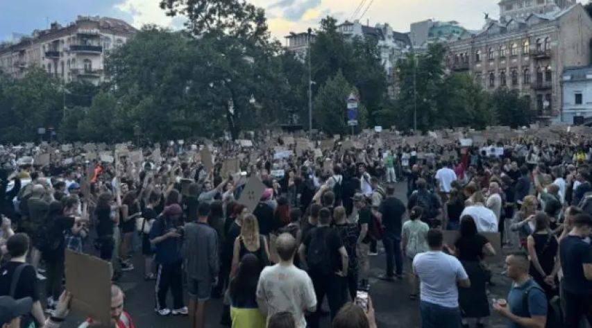 乌克兰爆发大规模抗议<strong></p>
<p>虚拟货币比特币</strong>，总统府被包围，泽连斯基或火速下台？继任者浮出水面