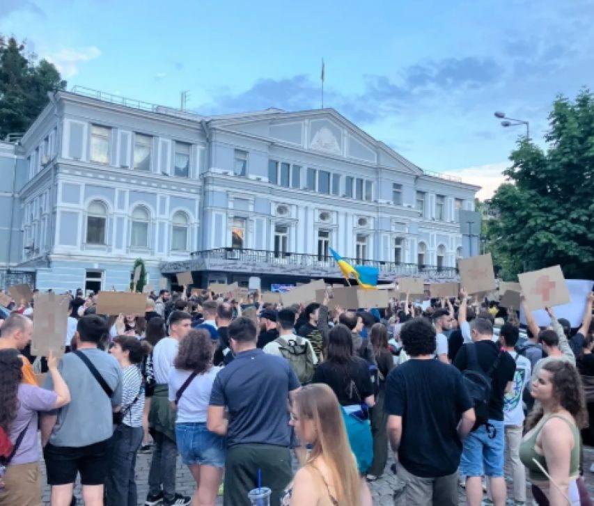 乌克兰爆发大规模抗议<strong></p>
<p>虚拟货币比特币</strong>，总统府被包围，泽连斯基或火速下台？继任者浮出水面