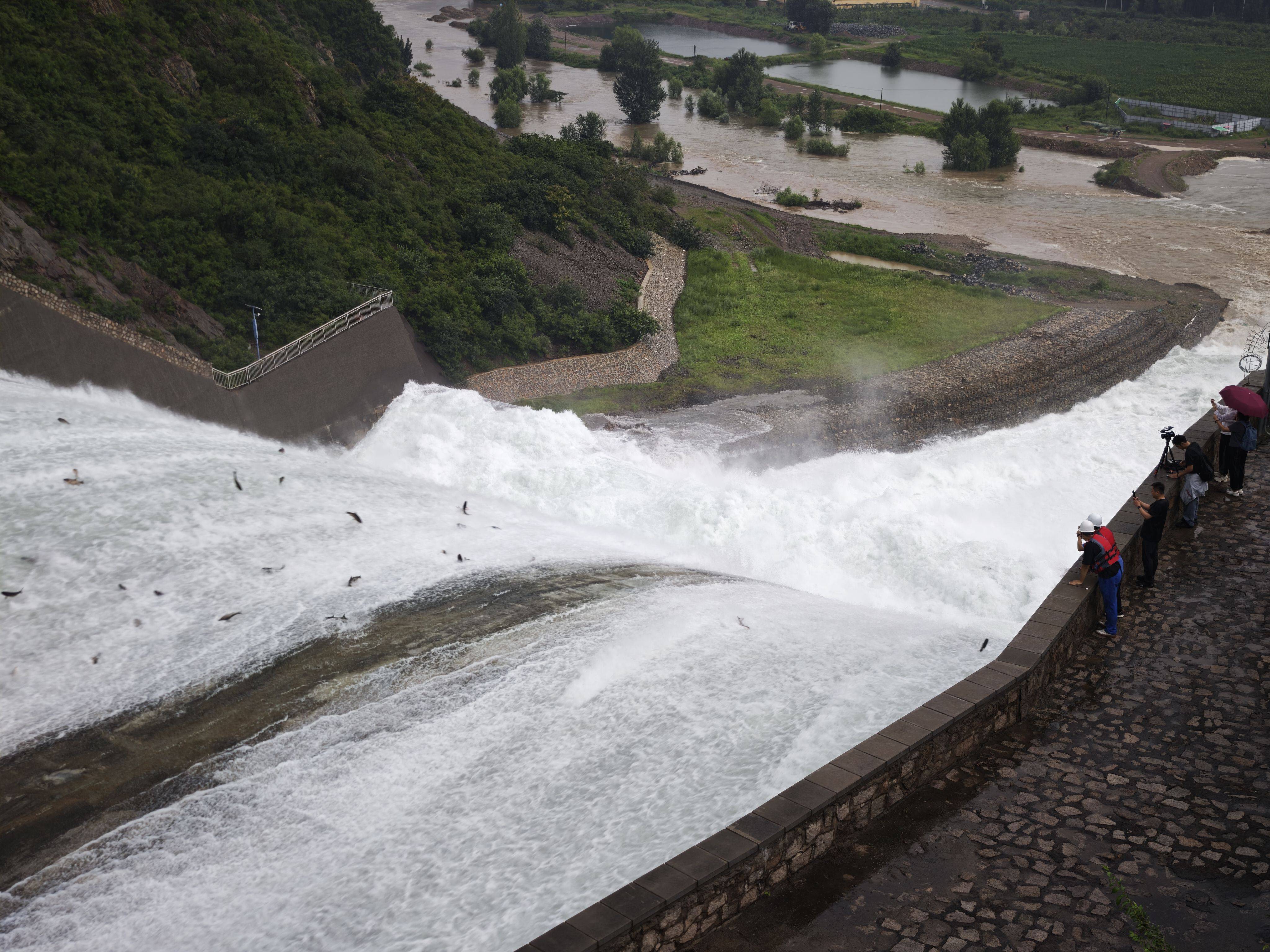 密云水库开闸泄流<strong></p>
<p>MBI虚拟币</strong>，大量“水质卫士”鲢鳙顺流而下