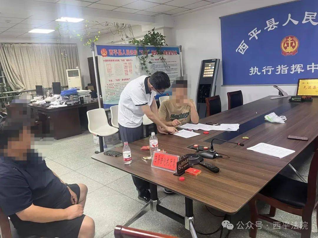 现场画面曝光！河南驻马店出动多名干警<strong></p>
<p>MBI虚拟币</strong>，多人被带走！