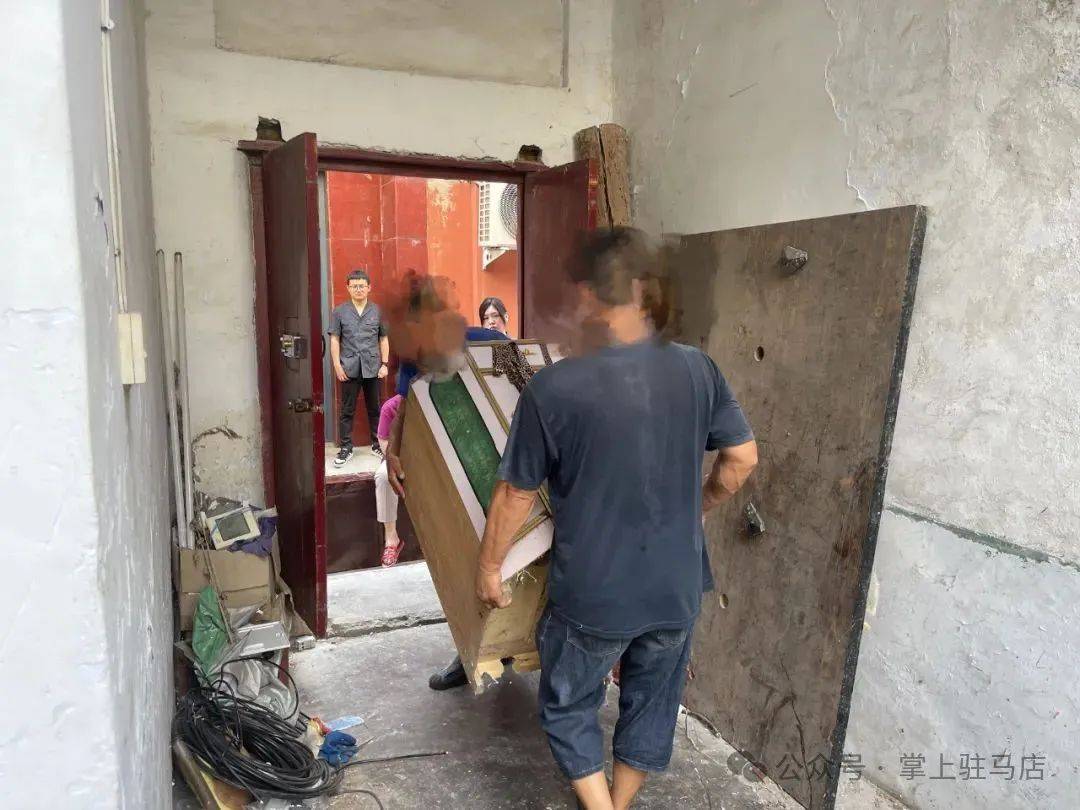 现场画面曝光！河南驻马店出动多名干警<strong></p>
<p>MBI虚拟币</strong>，多人被带走！