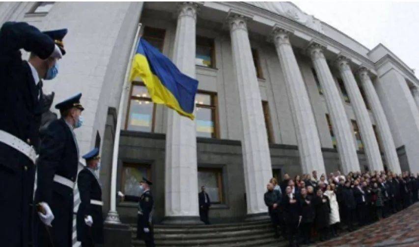 乌克兰一夜突发剧变！乌军副司令被免<strong></p>
<p>虚拟币赚钱么</strong>，20万人军心不稳，“反泽连斯基”抗议浪潮大爆发