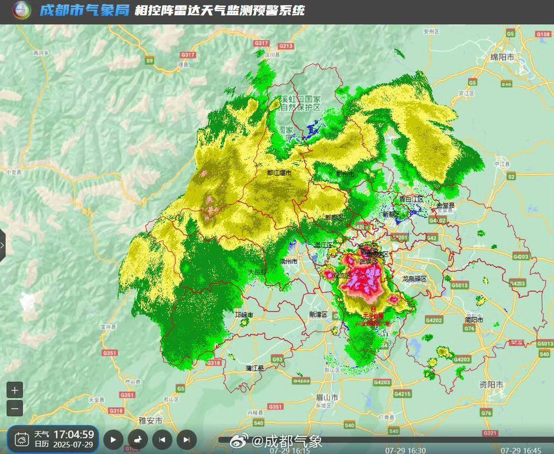 强对流天气来袭 成都市区下起大拇指头大小的冰雹