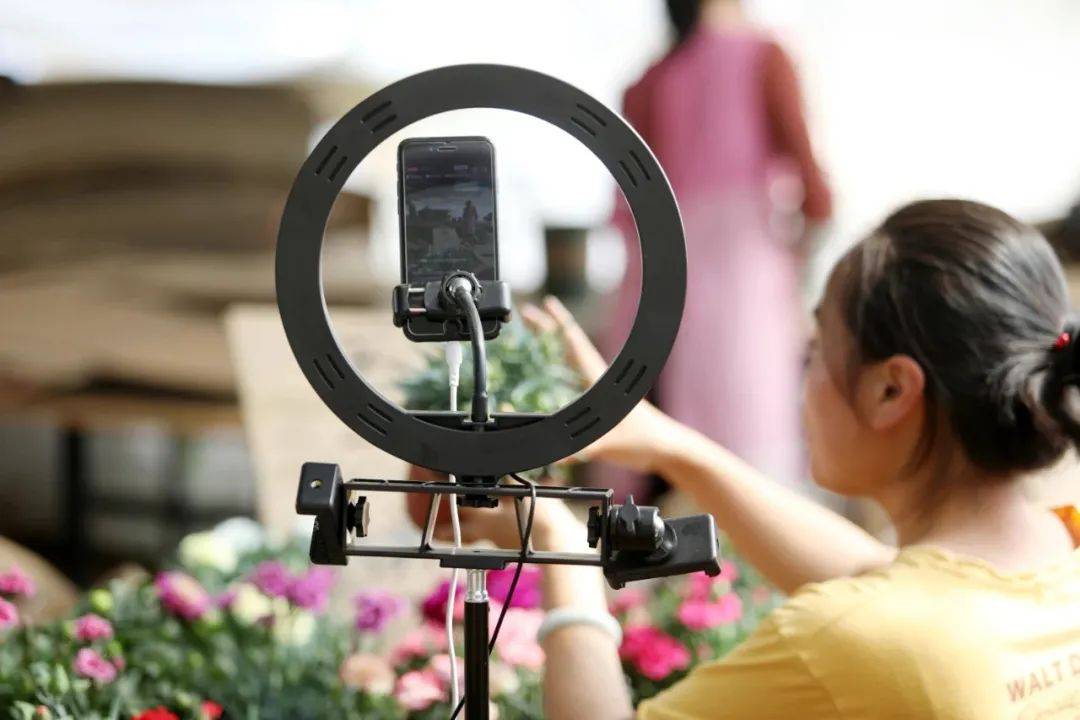 14岁女生解约被索赔<strong></p>
<p>虚拟币赚钱么</strong>,警惕MCN黑手伸向未成年人 | 新京报快评