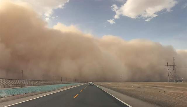 沙尘暴突袭甘肃敦煌<strong></p>
<p>日本</strong>,游客:百米高沙墙扑向公路,像是走进了末日小说