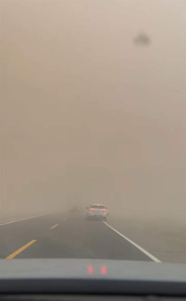 沙尘暴突袭甘肃敦煌<strong></p>
<p>日本</strong>,游客:百米高沙墙扑向公路,像是走进了末日小说