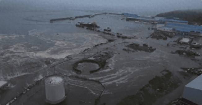 海军基地遇上大地震<strong></p>
<p>日本</strong>,港内全是新核潜艇,损坏一艘都能让俄军心疼