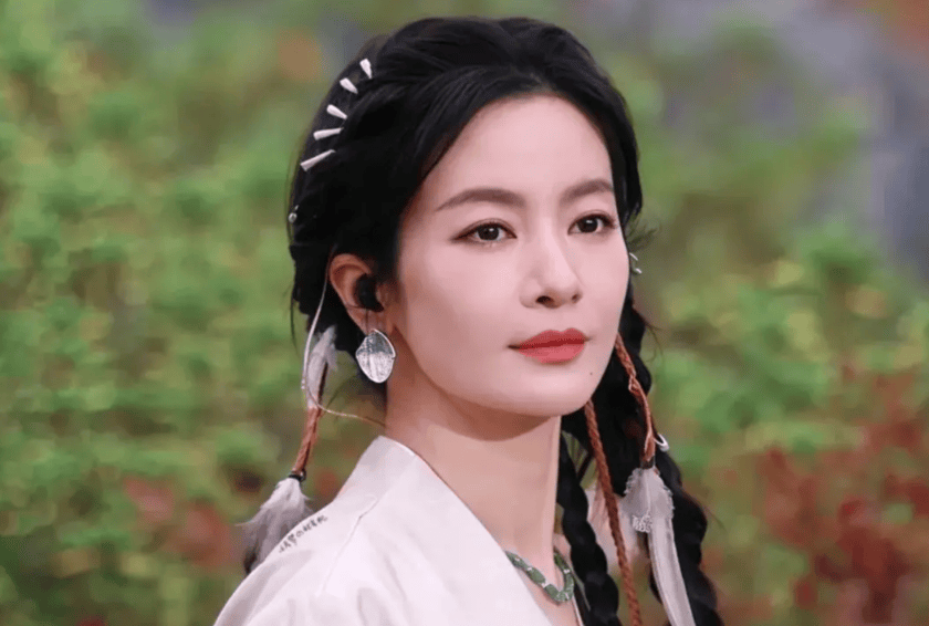 女演员穿长裙叉开腿坐<strong></p>
<p>日本</strong>，被提醒坐姿不雅，当场霸气回怼，引发热议