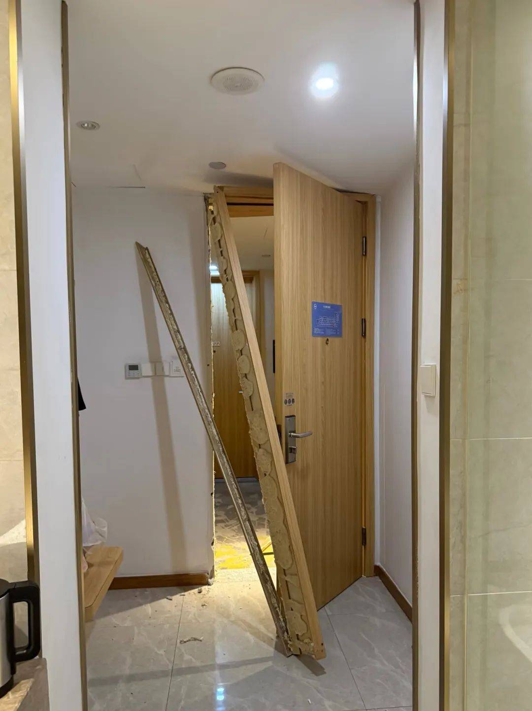 男子在杭州一酒店洗澡时被陌生人暴力闯入<strong></p>
<p>虚拟币Steam</strong>，房间大门被踢烂，踹门男子怀疑前女友正在酒店与他人开房