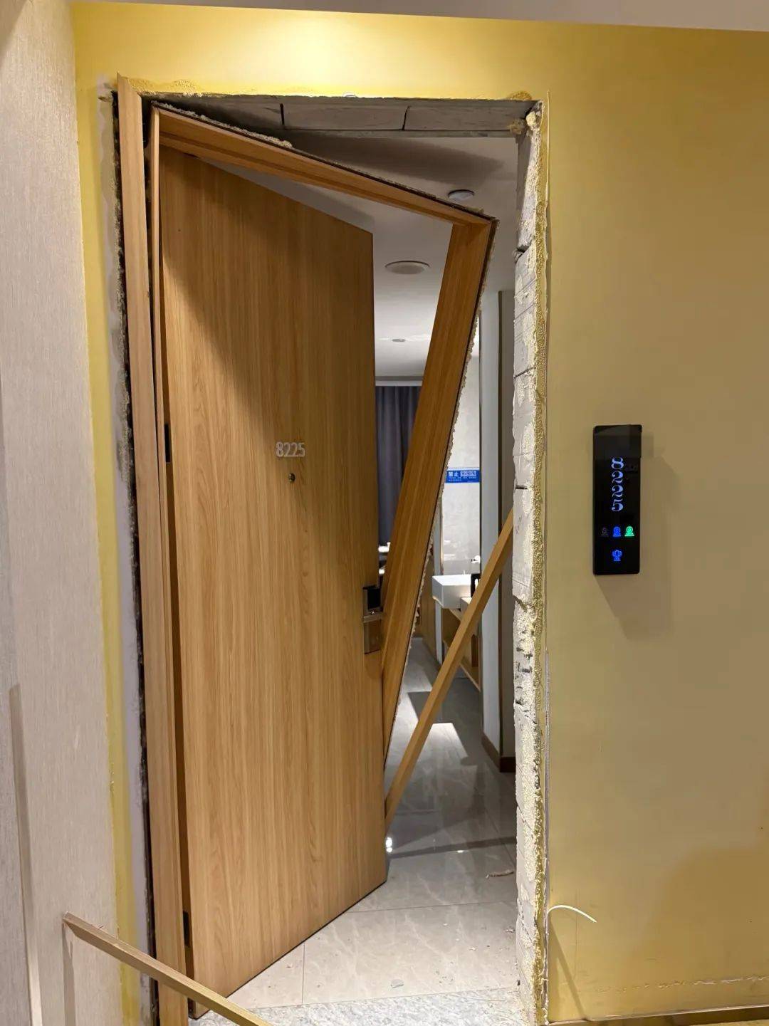 男子在杭州一酒店洗澡时被陌生人暴力闯入<strong></p>
<p>虚拟币Steam</strong>，房间大门被踢烂，踹门男子怀疑前女友正在酒店与他人开房