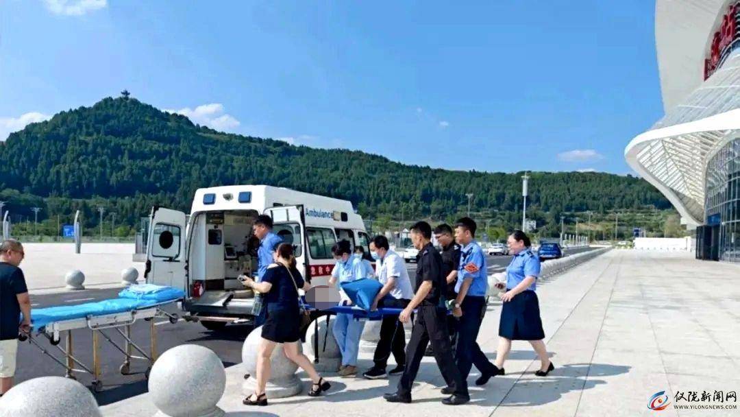 11岁男孩赶火车到成都走亲戚<strong></p>
<p>电线</strong>，晕倒在站台！工作人员：被诊断为热射病，已脱险