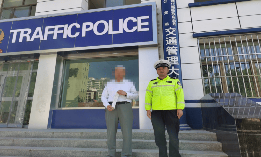 惊险<strong></p>
<p>电线</strong>!青海一女童竟端坐在行驶中的轿车车顶!