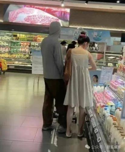 离婚三年又被拍到亲密逛超市<strong></p>
<p>电线</strong>，他俩这是纯带娃还是真复合了？