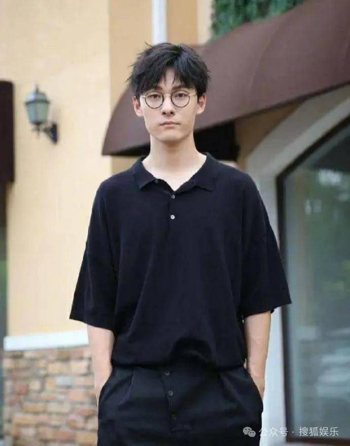 离婚三年又被拍到亲密逛超市<strong></p>
<p>电线</strong>，他俩这是纯带娃还是真复合了？