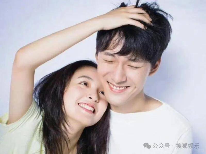 离婚三年又被拍到亲密逛超市<strong></p>
<p>电线</strong>，他俩这是纯带娃还是真复合了？