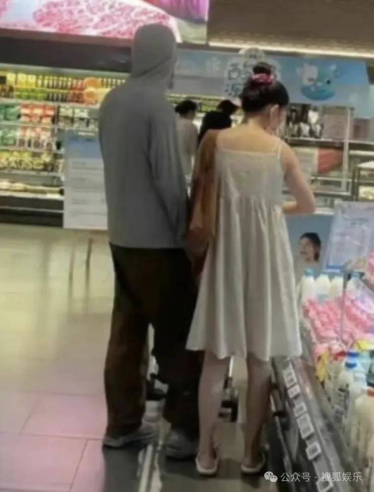 离婚三年又被拍到亲密逛超市<strong></p>
<p>电线</strong>，他俩这是纯带娃还是真复合了？