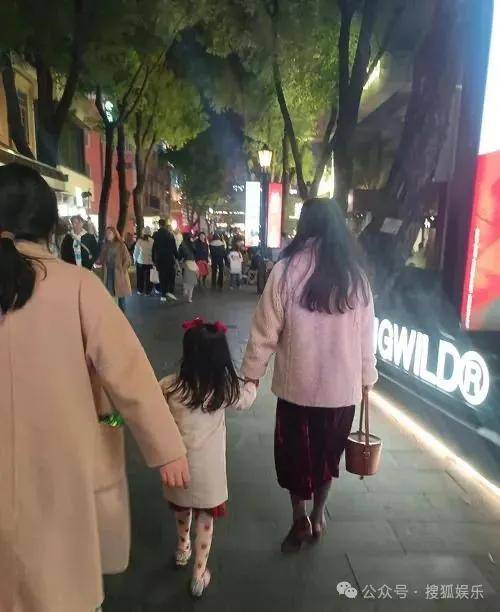 离婚三年又被拍到亲密逛超市<strong></p>
<p>电线</strong>，他俩这是纯带娃还是真复合了？