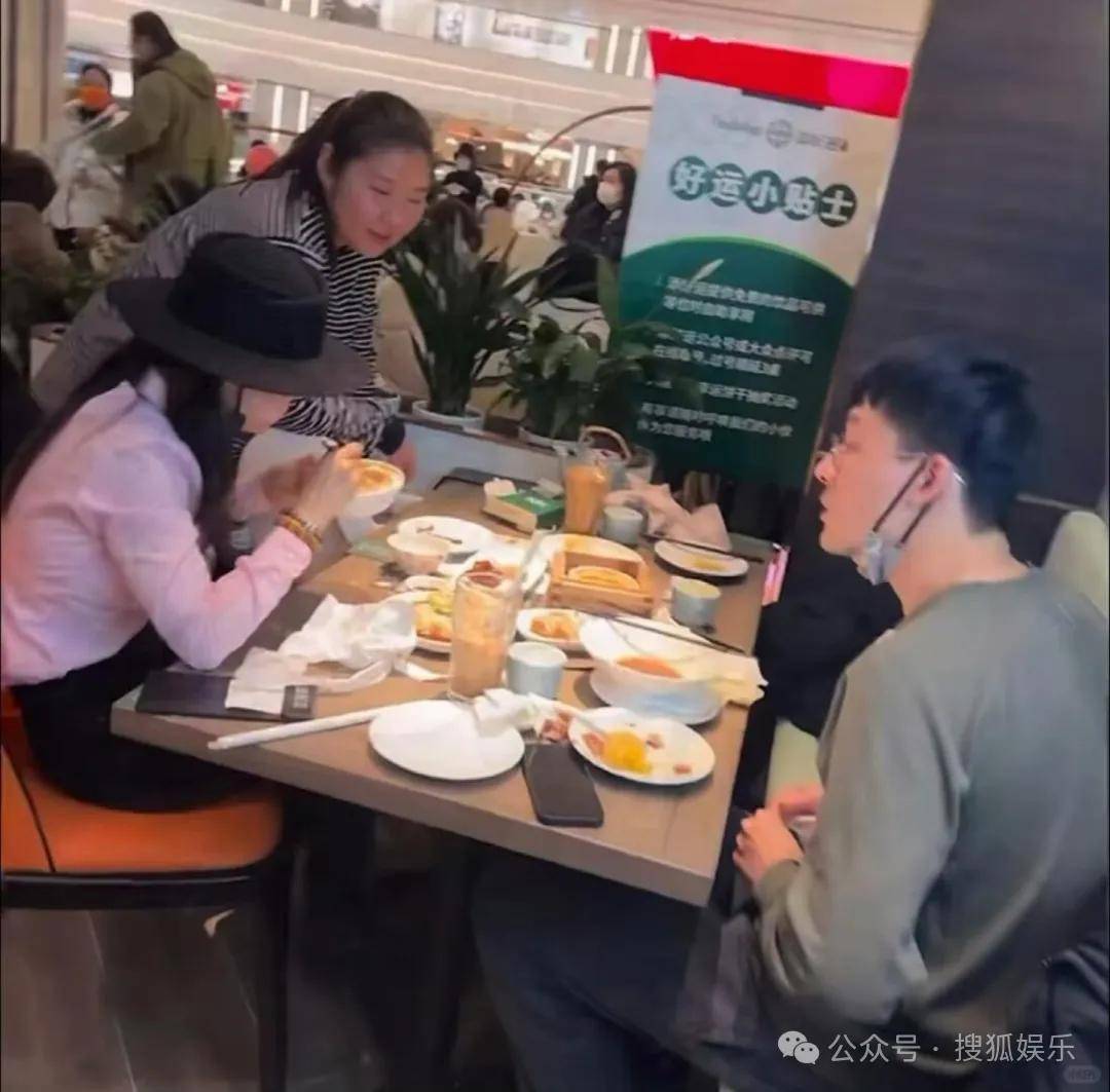 离婚三年又被拍到亲密逛超市<strong></p>
<p>电线</strong>，他俩这是纯带娃还是真复合了？