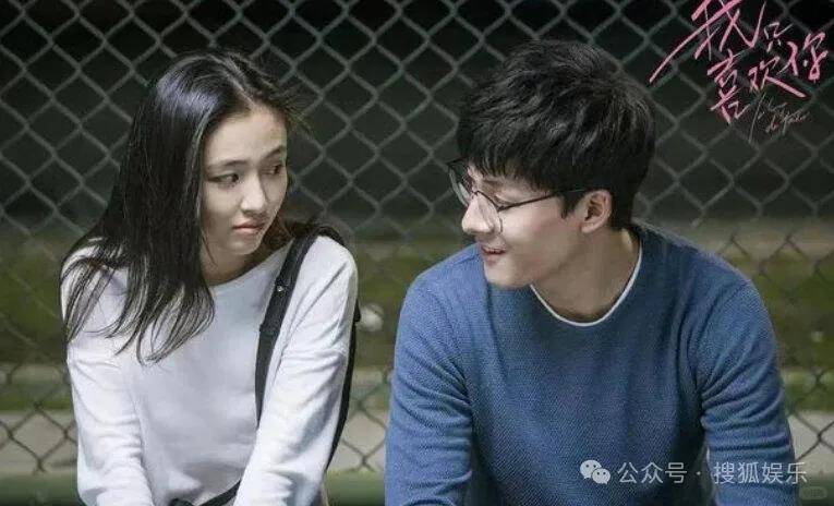 离婚三年又被拍到亲密逛超市<strong></p>
<p>电线</strong>，他俩这是纯带娃还是真复合了？