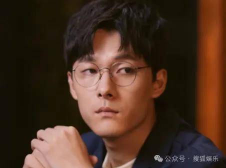 离婚三年又被拍到亲密逛超市<strong></p>
<p>电线</strong>，他俩这是纯带娃还是真复合了？