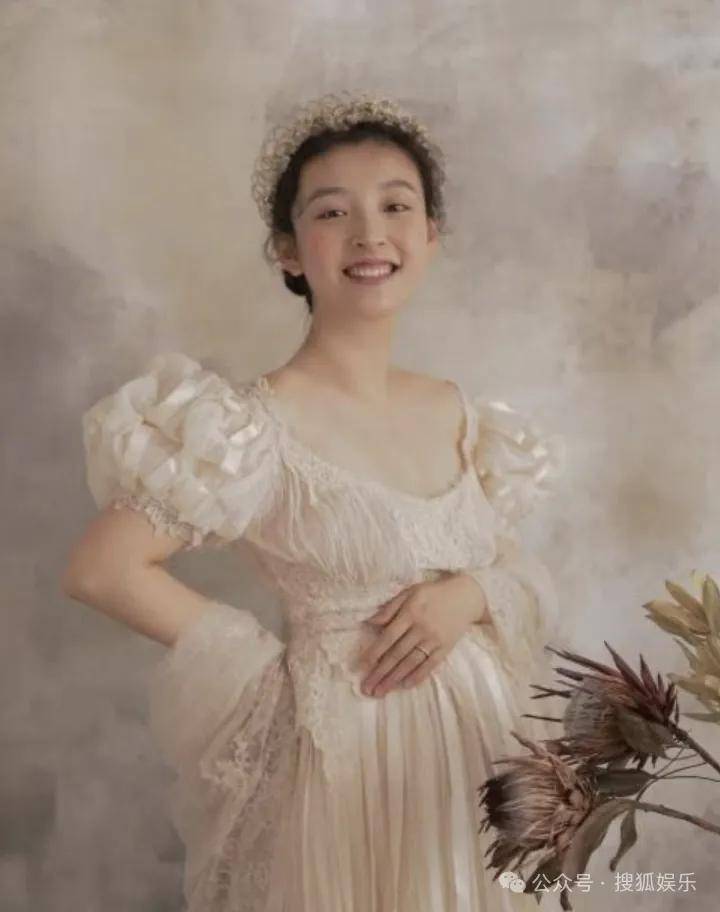 离婚三年又被拍到亲密逛超市<strong></p>
<p>电线</strong>，他俩这是纯带娃还是真复合了？