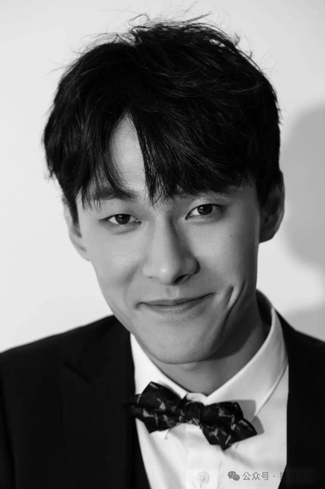 离婚三年又被拍到亲密逛超市<strong></p>
<p>电线</strong>，他俩这是纯带娃还是真复合了？