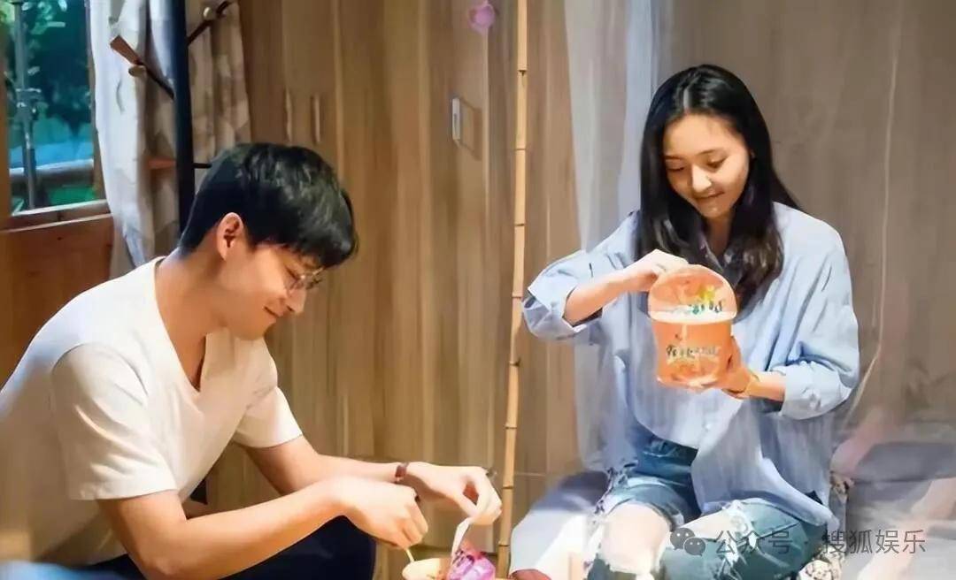 离婚三年又被拍到亲密逛超市<strong></p>
<p>电线</strong>，他俩这是纯带娃还是真复合了？