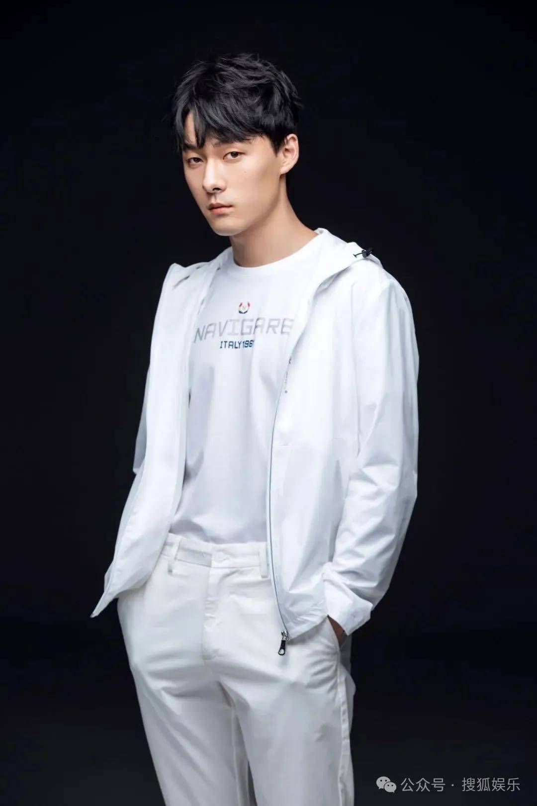 离婚三年又被拍到亲密逛超市<strong></p>
<p>电线</strong>，他俩这是纯带娃还是真复合了？