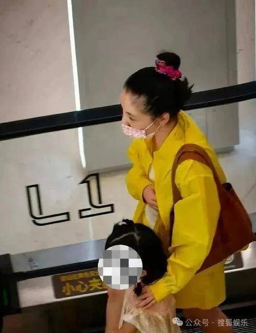 离婚三年又被拍到亲密逛超市<strong></p>
<p>电线</strong>，他俩这是纯带娃还是真复合了？