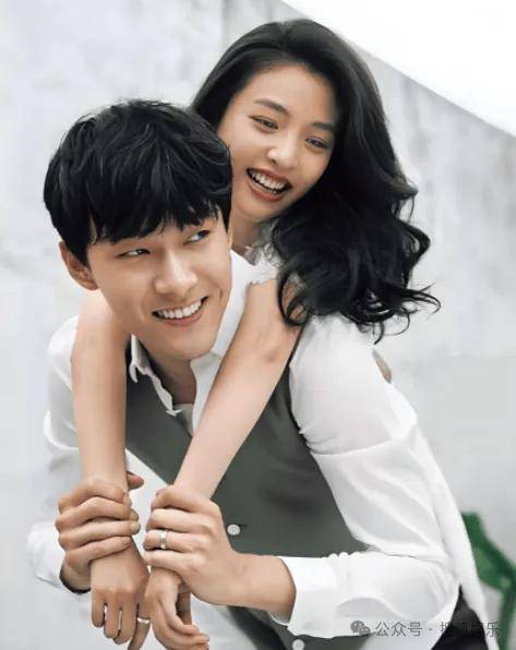 离婚三年又被拍到亲密逛超市<strong></p>
<p>电线</strong>，他俩这是纯带娃还是真复合了？