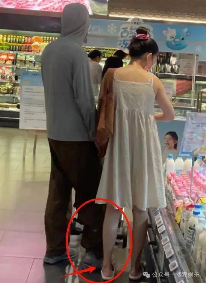 离婚三年又被拍到亲密逛超市<strong></p>
<p>电线</strong>，他俩这是纯带娃还是真复合了？