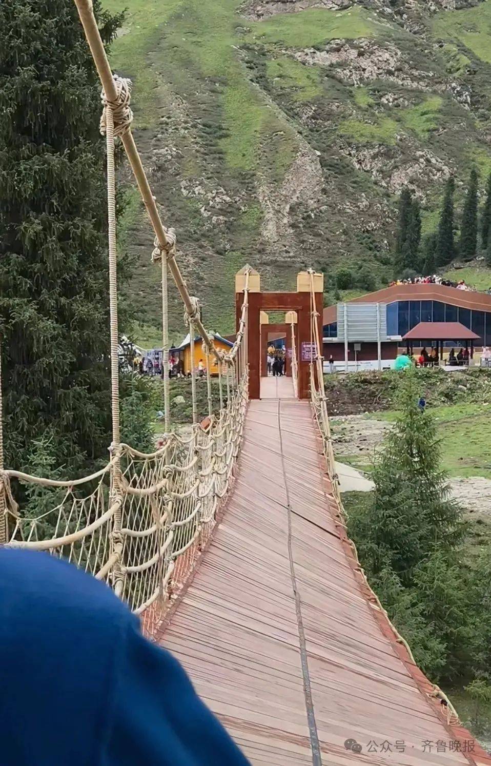 5人遇难24人受伤！新疆伊犁一景区吊桥桥索断裂<strong></p>
<p>迪士尼</strong>，亲历者称“现在手还在不断颤抖”