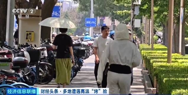 北京再迎“桑拿天”!游客热情不减<strong></p>
<p>迪士尼</strong>,高温下打卡依旧