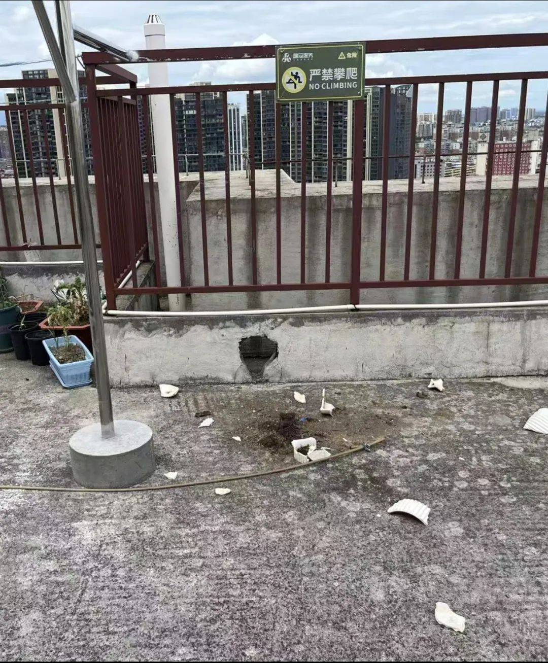 湖南衡阳29岁女子疑被男友施暴后从25楼跳下身亡 男友徐某此前还刺激说：“你放心<strong></p>
<p>迪士尼</strong>，她不会去死的”