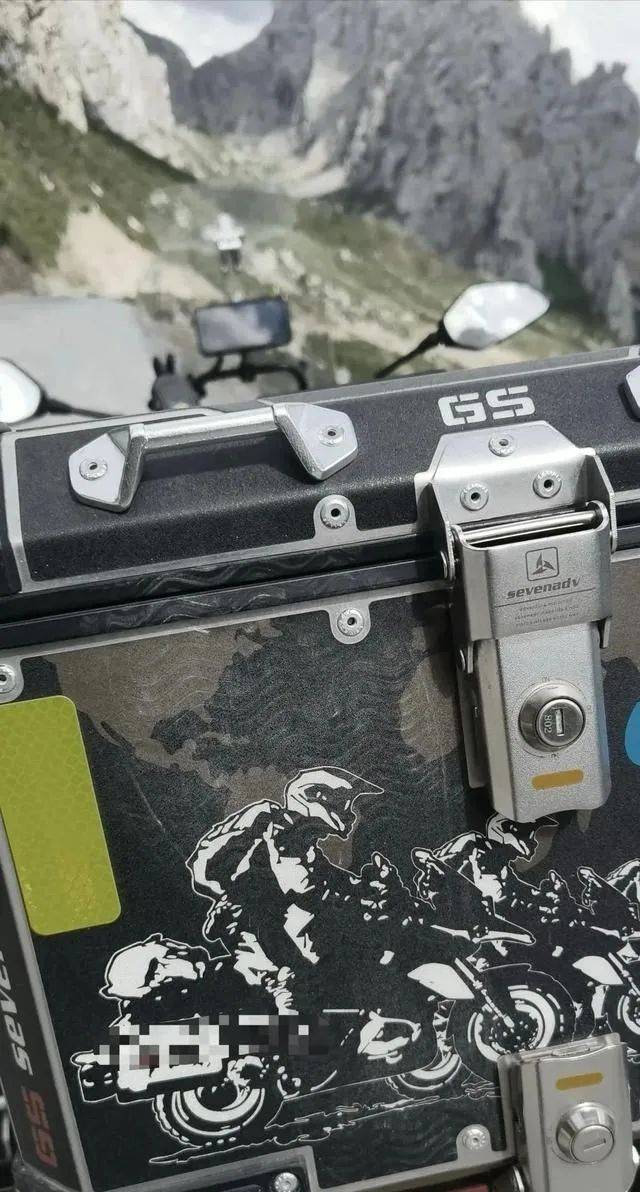 奔驰逆行逼停后续<strong></p>
<p>迪士尼</strong>，骑手先认怂，放弃索赔怕闹大，网友评论区炸锅