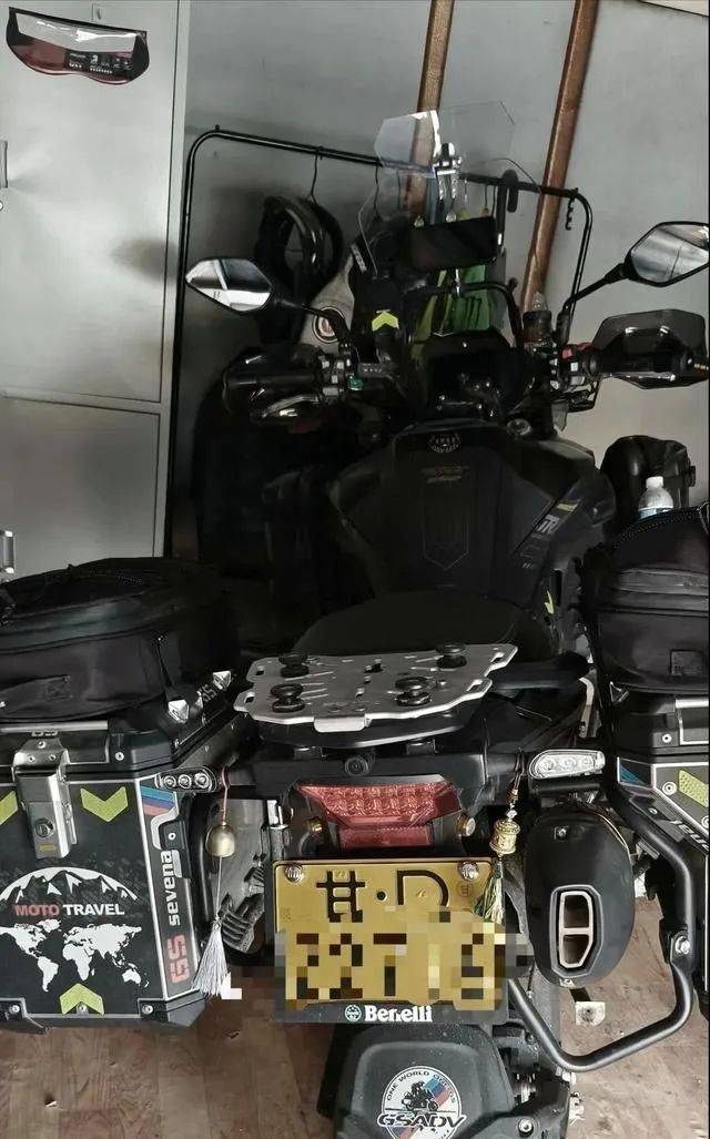 奔驰逆行逼停后续<strong></p>
<p>迪士尼</strong>，骑手先认怂，放弃索赔怕闹大，网友评论区炸锅