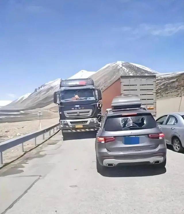 奔驰逆行逼停后续<strong></p>
<p>迪士尼</strong>，骑手先认怂，放弃索赔怕闹大，网友评论区炸锅