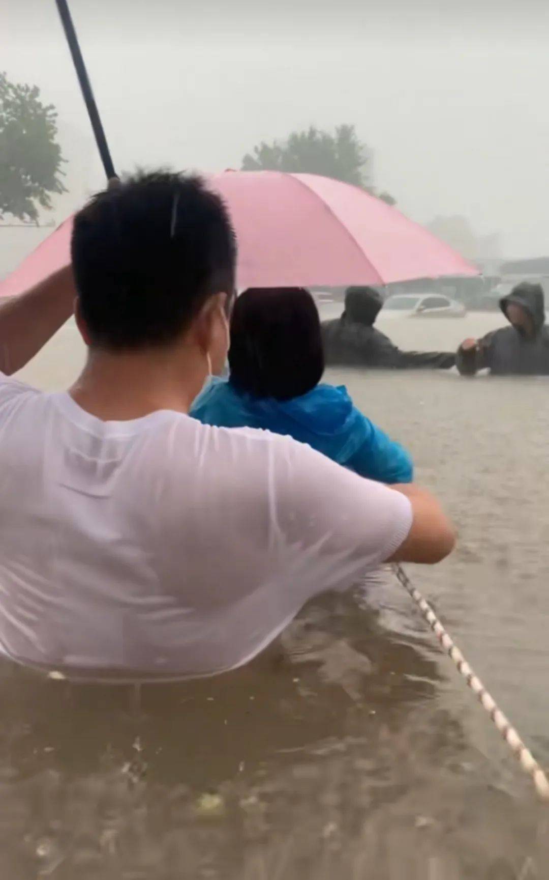 郑州暴雨致京广路隧道被淹<strong></p>
<p>单休</strong>,亲历者:车是飘起来的,很害怕,有人爬梯子离开 2021年也曾淹没多台车辆
