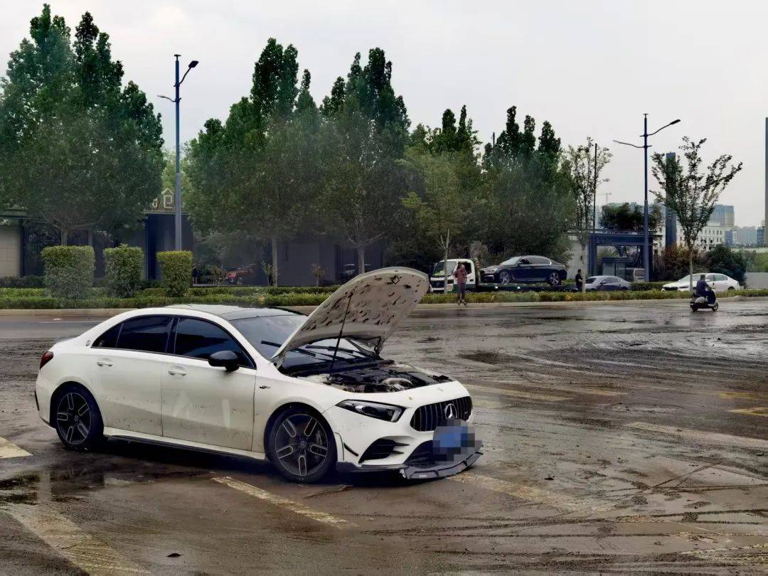 郑州暴雨致京广路隧道被淹<strong></p>
<p>单休</strong>,亲历者:车是飘起来的,很害怕,有人爬梯子离开 2021年也曾淹没多台车辆