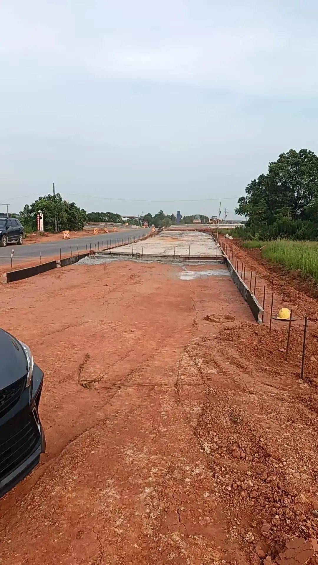 54岁农民工在工地附近如厕被气枪击杀<strong></p>
<p>单休</strong>，肇事者自首，用工单位愿补偿25万，家属发声