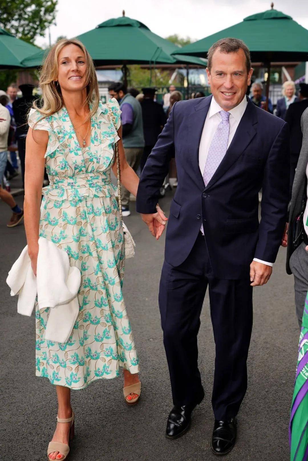 45岁离异带娃女护士嫁英国王室<strong></p>
<p>单休</strong>，比短剧更精彩！