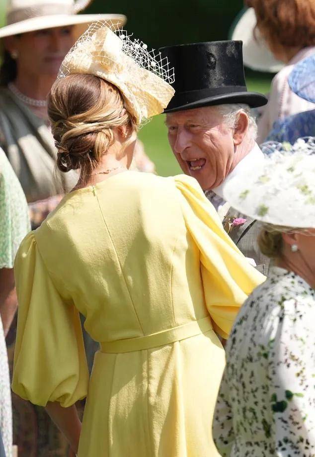 45岁离异带娃女护士嫁英国王室<strong></p>
<p>单休</strong>，比短剧更精彩！