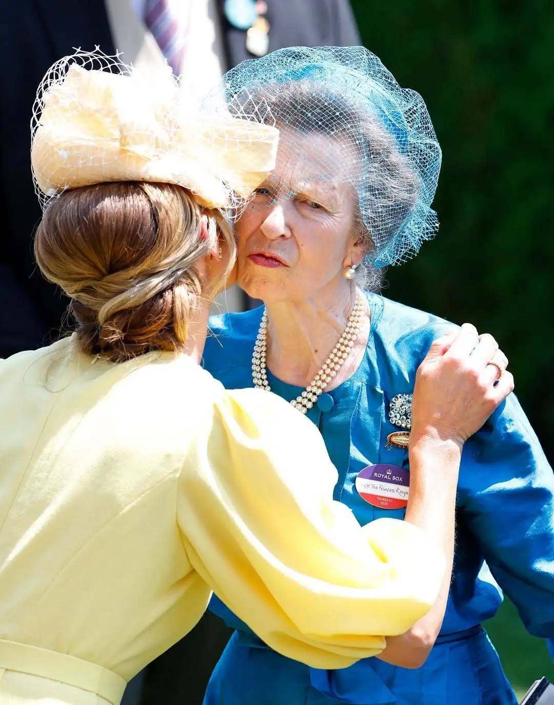 45岁离异带娃女护士嫁英国王室<strong></p>
<p>单休</strong>，比短剧更精彩！