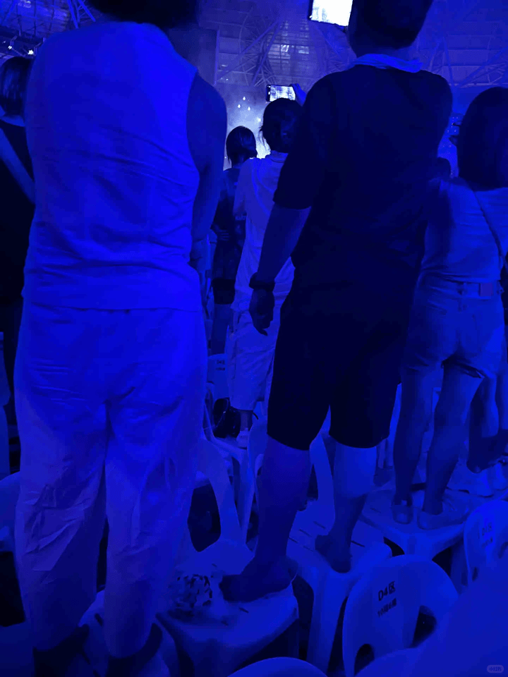 谢霆锋演唱会<strong></p>
<p>快手股票</strong>，一对男女一直站着不肯坐下，引起公愤